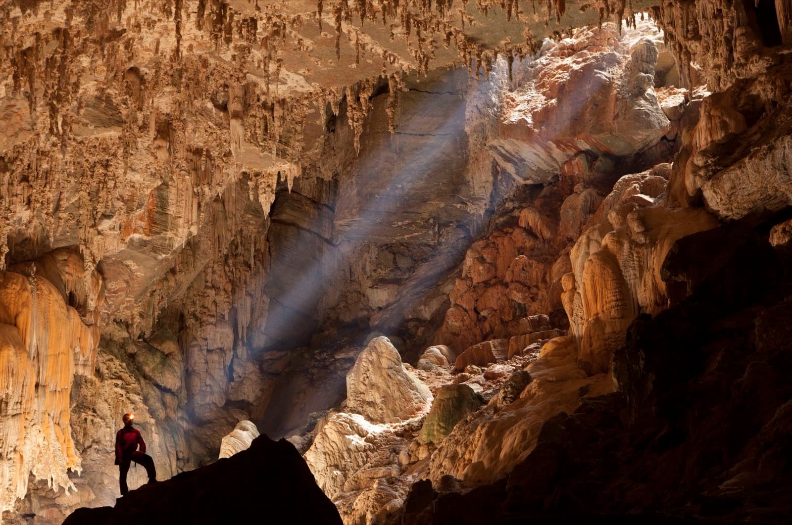 Raios de sol no interior da Caverna Terra Ronca, Parque Estadual de Terra Ronca, São Domingos