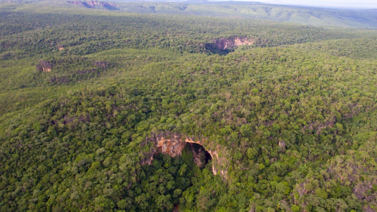 Vista aérea das entradas das cavernas Terra Ronca 1 e 2